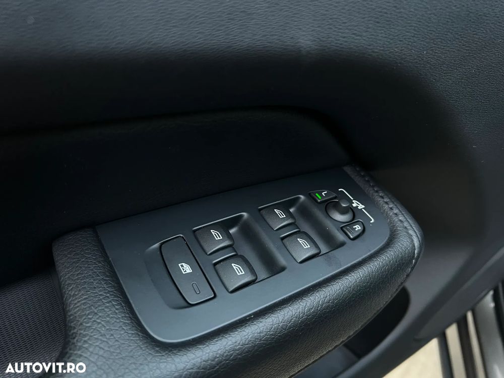 Volvo XC 60 B4 D AWD Geartronic Momentum Pro - 11