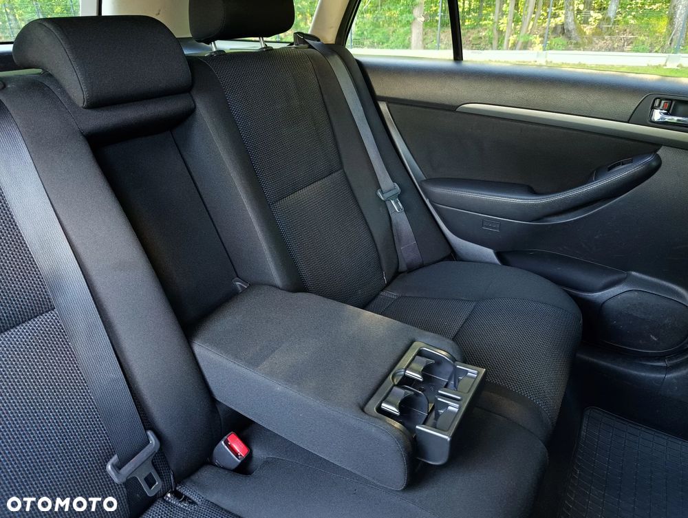 Toyota Avensis - 18