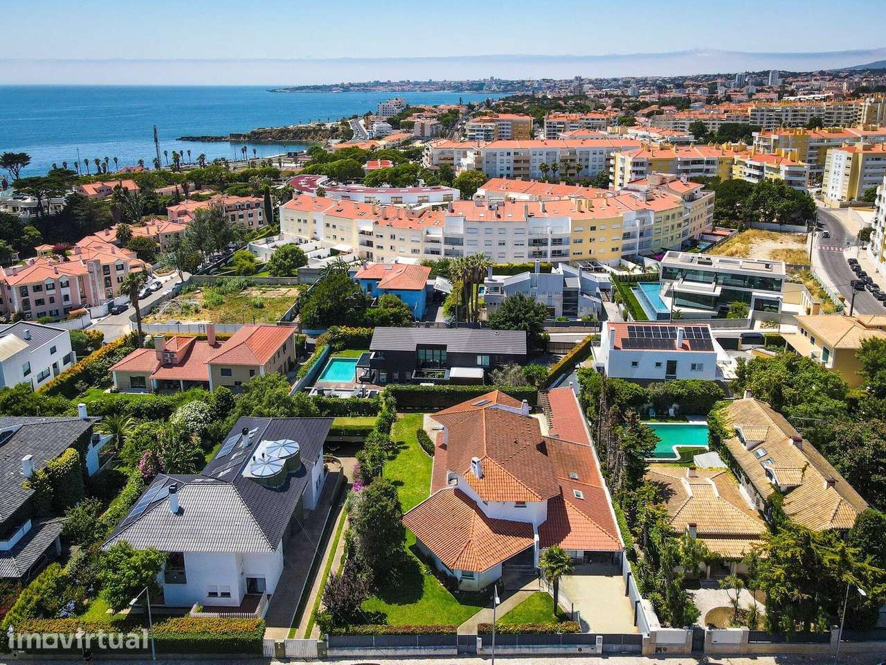 Moradia T7 Isolada com piscina e garagem  no Bairro de Santa Teresinha - Grande imagem: 2/60