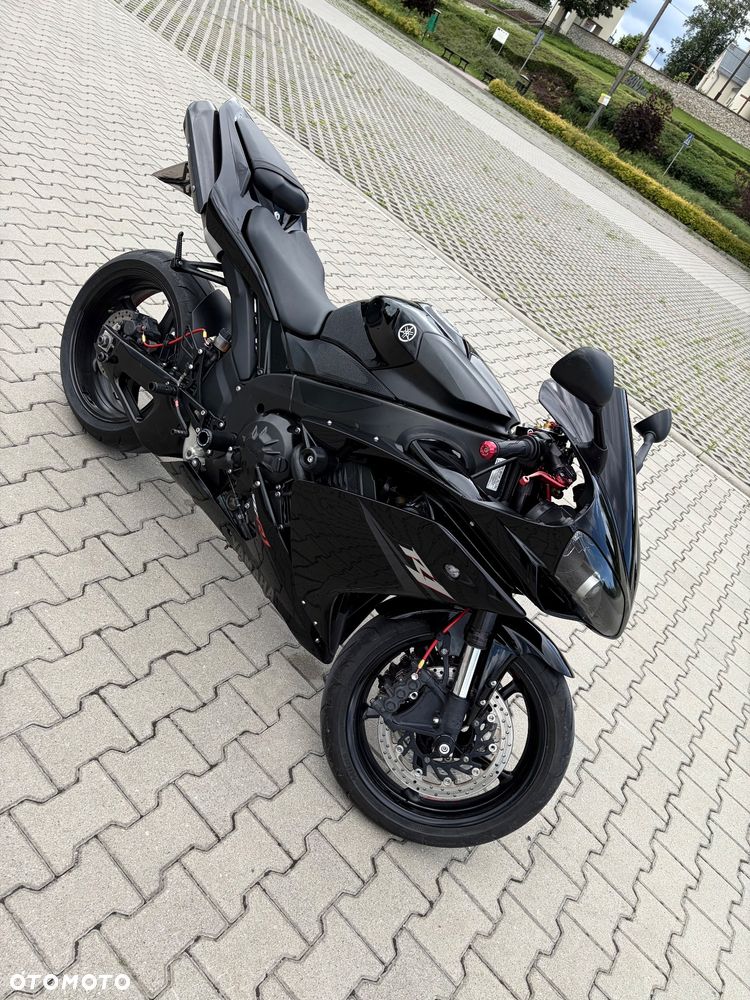 Yamaha R1 - 4