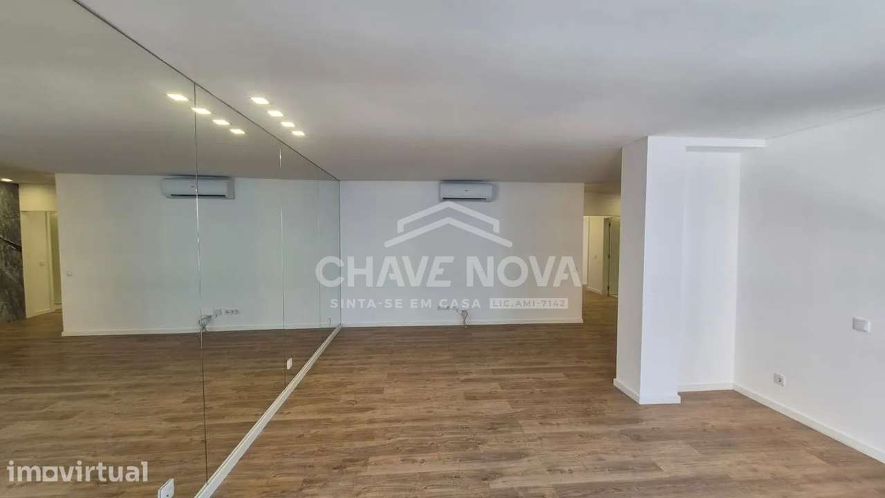 T4 Renovado c/ Lugar de Garagem em Cedofeita (Rotunda da Boavista) - Grande imagem: 3/25