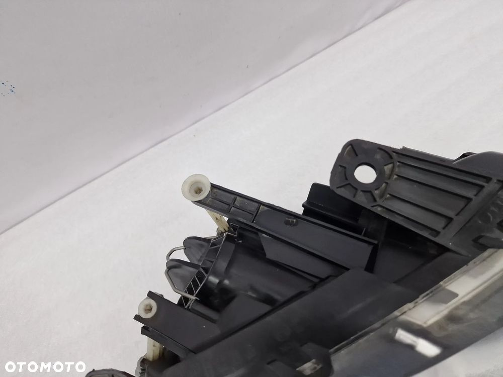 VW AMAROK 2H 09- PRAWA LAMPA PRZEDNIA PRZÓD , NR AUKCJI LA102 - 10