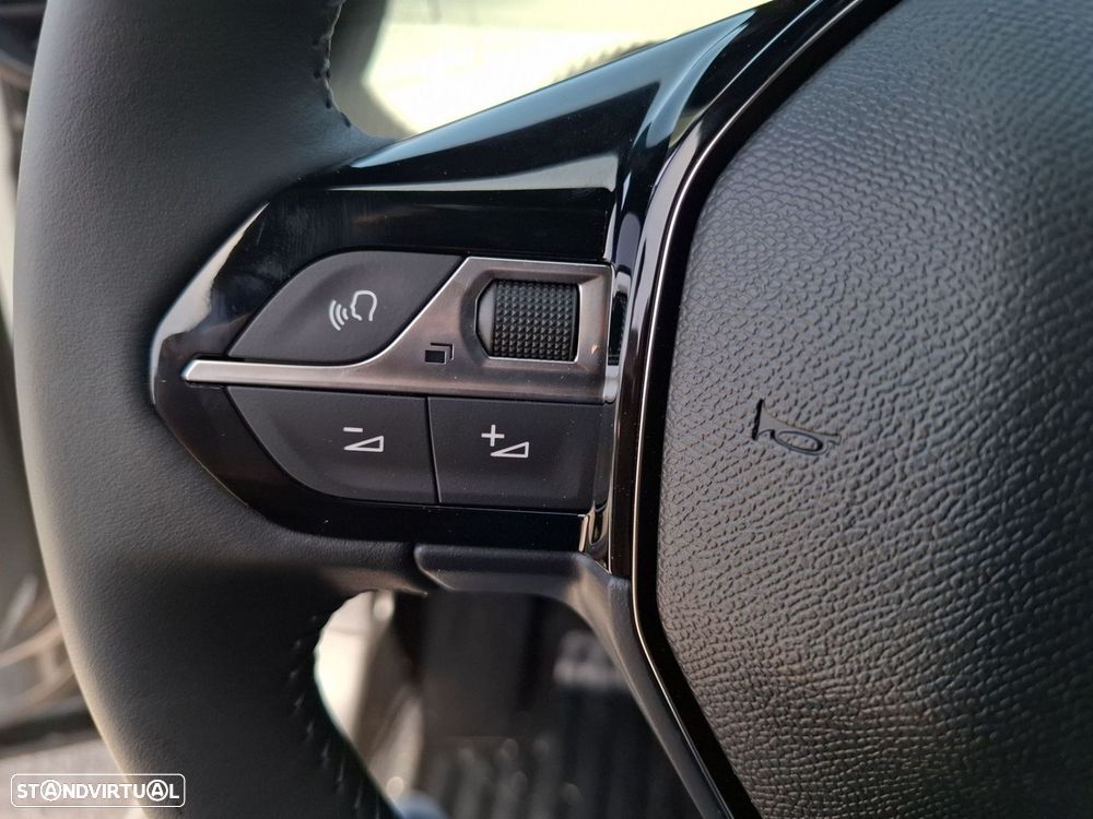Peugeot 2008 1.2 Hybrid Allure e-DCS6 — fotografia 16