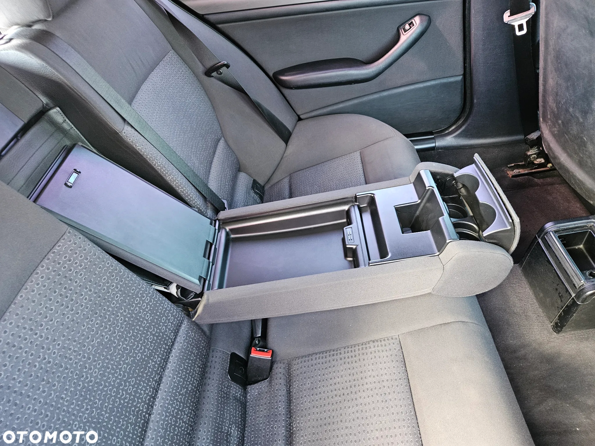 BMW Seria 3 318i Touring - 13