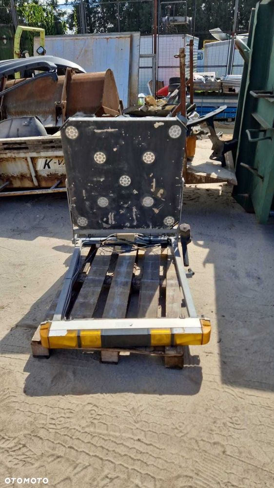 Koguty ostrzegawcze na auto tablica led podnoszona hydraulicznie - 4
