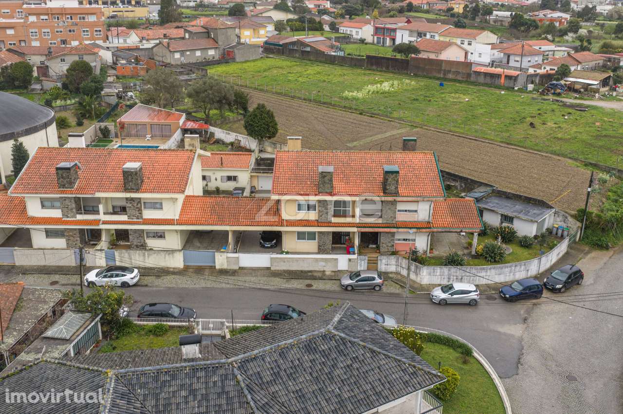Moradia T4 Renovada | 3 Frentes | Boas Áreas | Vila Nova de Gaia - Grande imagem: 4/44