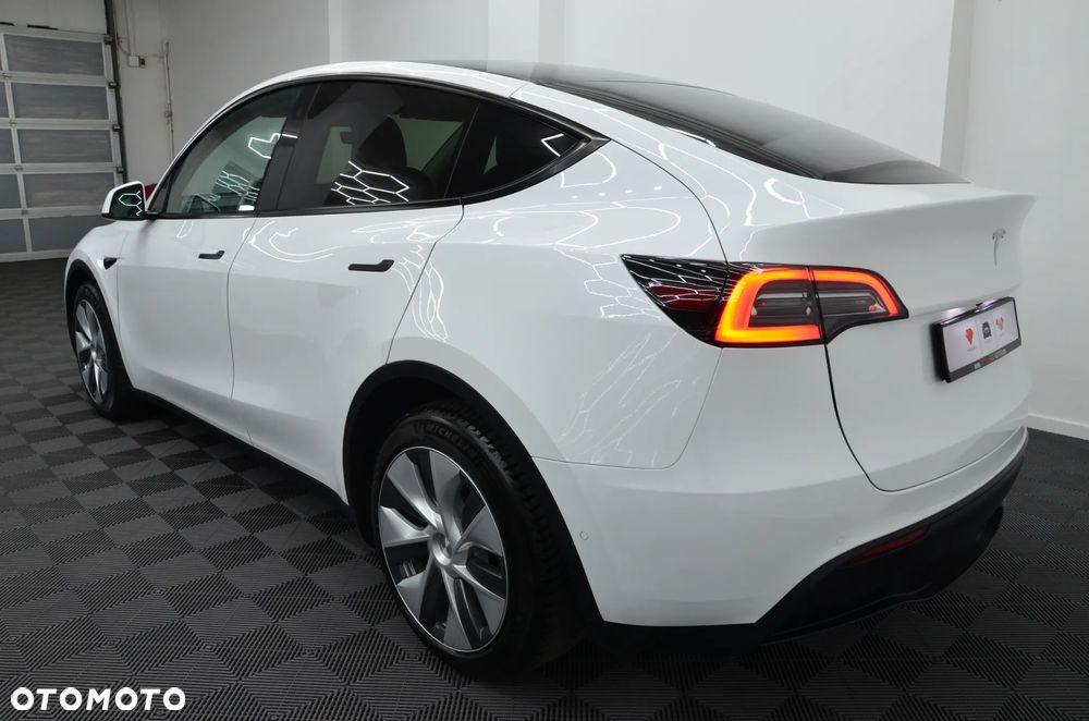 Tesla Model Y Long Range AWD - 6