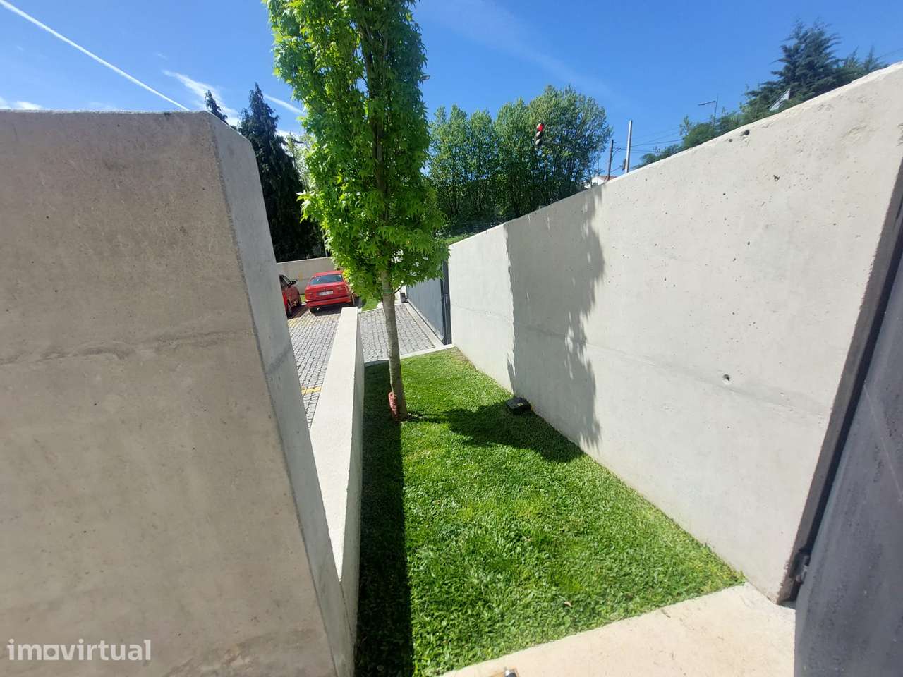 T1 em condomínio fechado com piscina junto á ponte do Infante - Grande imagem: 4/24