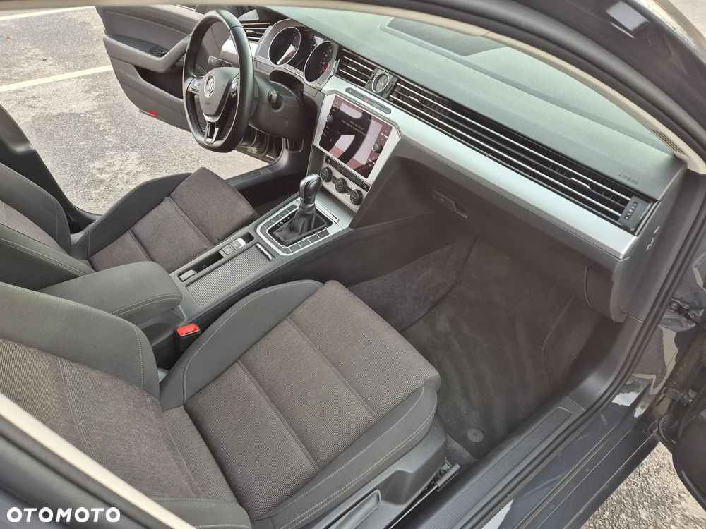 Volkswagen Passat - 16