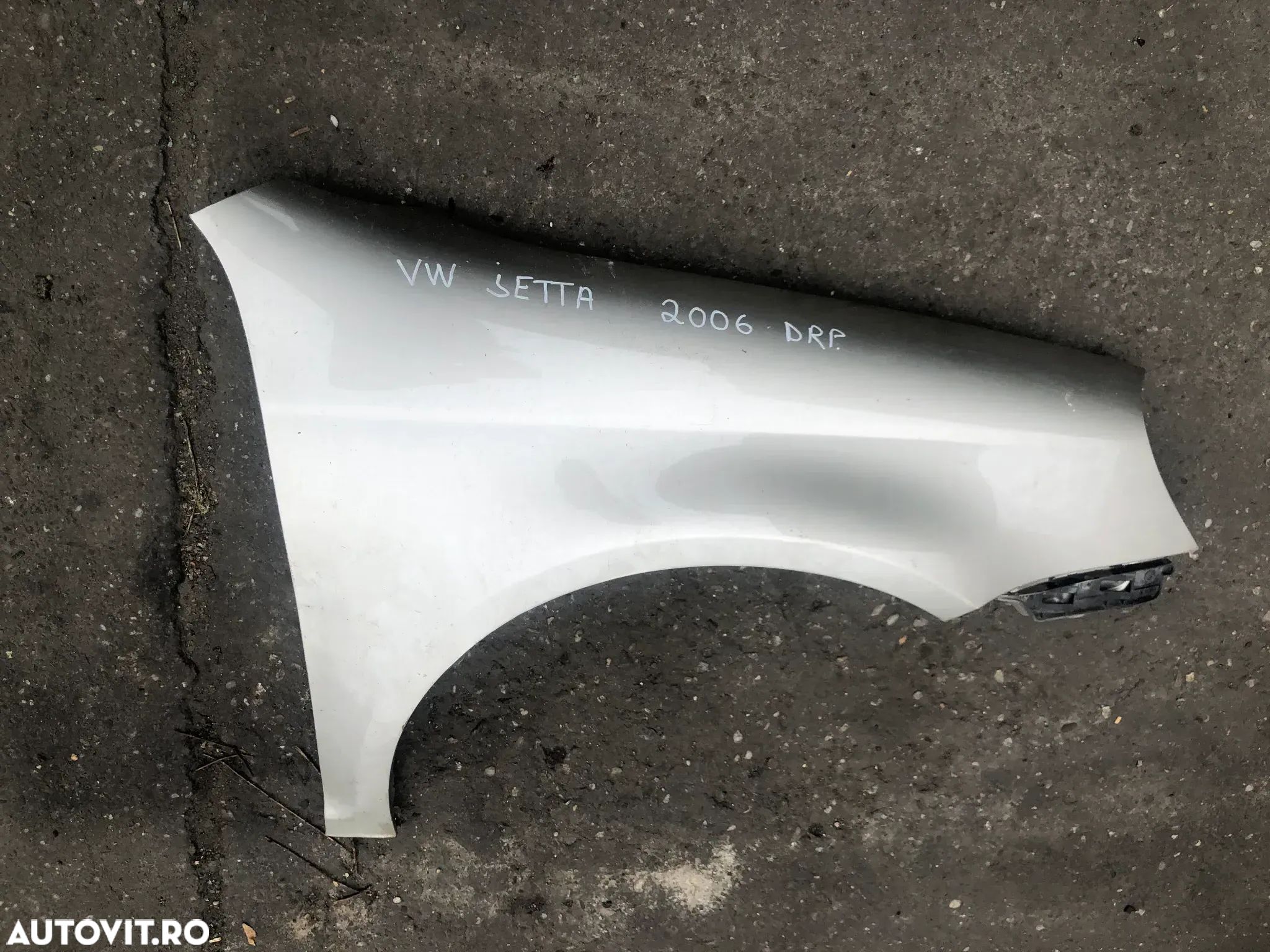 Aripa dreapta fata VW Volkswagen Jetta bej auriu 2006 - 1