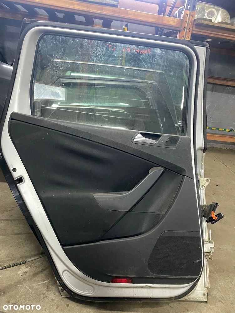 Volkswagen Passat B6 drzwi lewy tył - 2