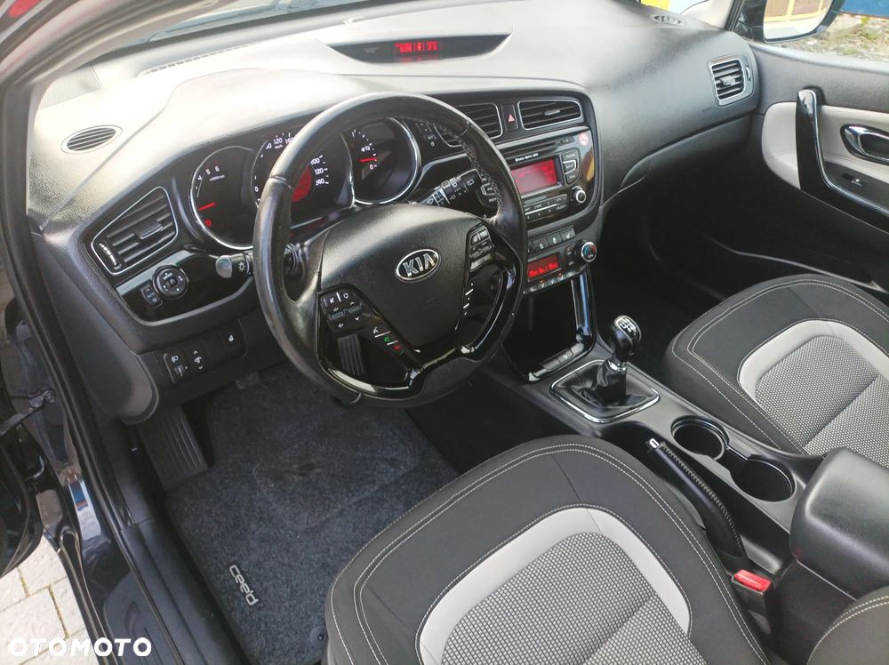Kia Ceed 1.6 CRDi 128 ISG Platinum Edition - 19