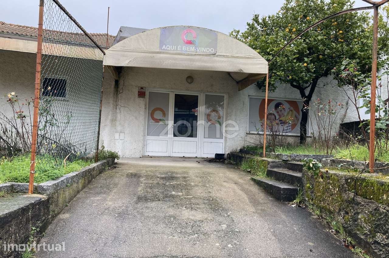 Moradia para recuperar com loja, garagem e arrumos - Grande imagem: 3/19