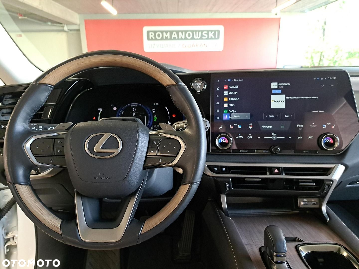 Lexus RX 450h+ Omotenashi - 18