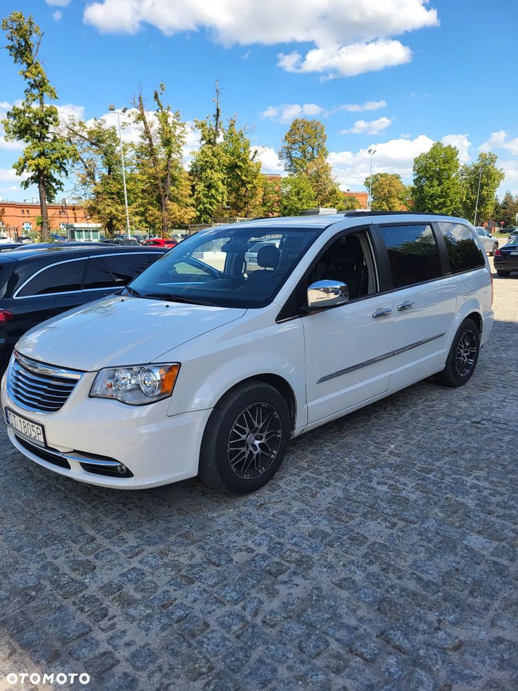 Chrysler Town & Country - 11