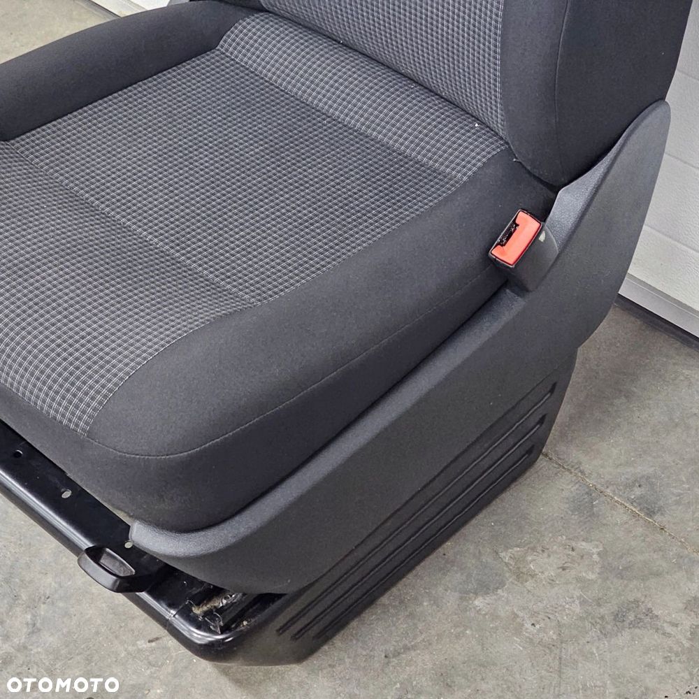 VW T6.1 fotel pasażera przód DOUBLE GRID - 5