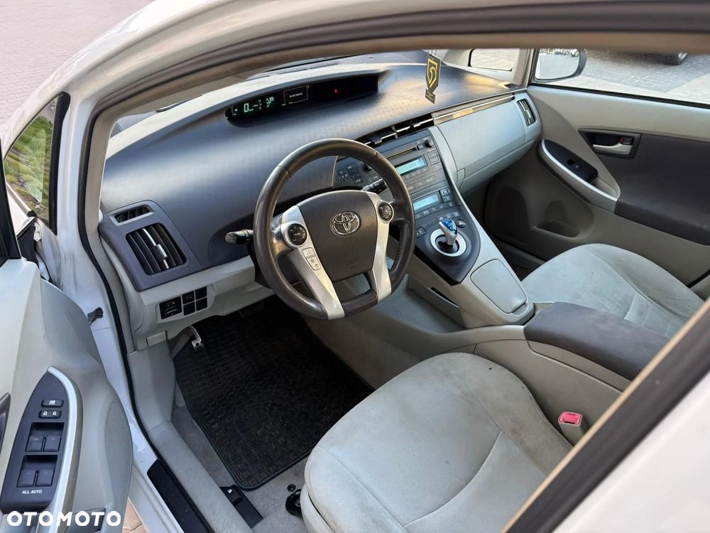 Toyota Prius (Hybrid) - 6