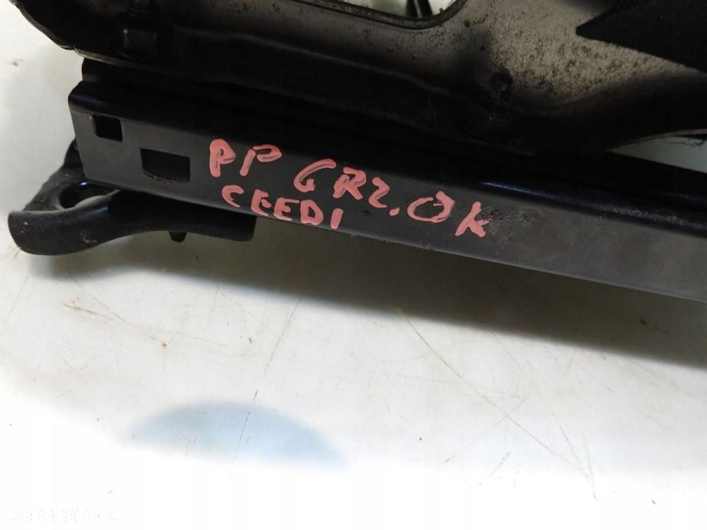 FOTEL PRAWY PRZÓD PODGRZEWANY KIA CEED I - 2