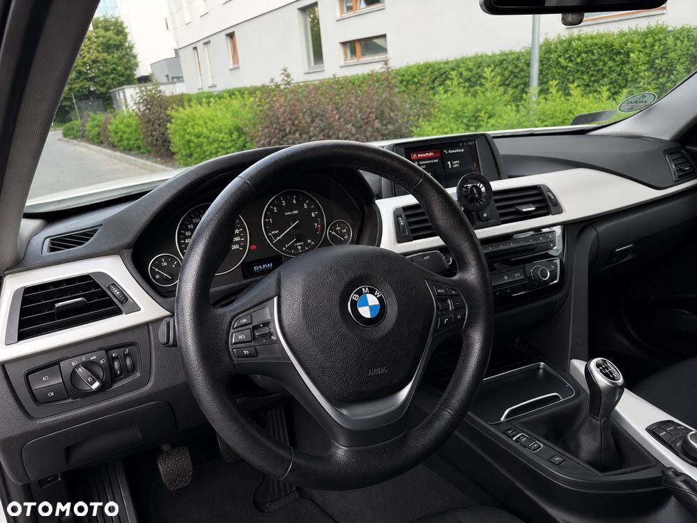 BMW Seria 3 318i - 5