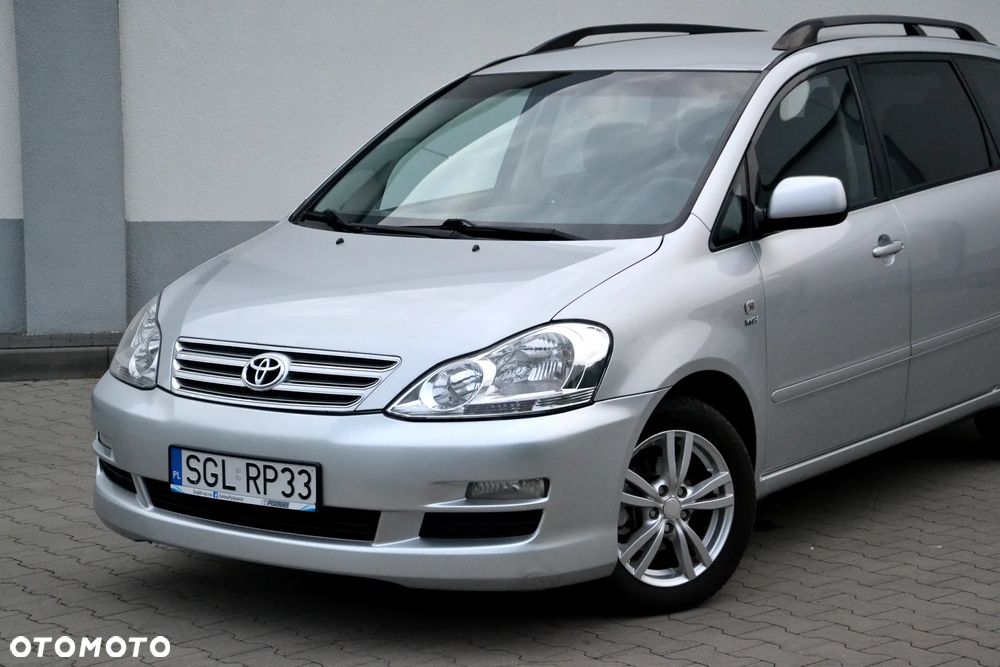 Toyota Avensis Verso 2.0 - 28