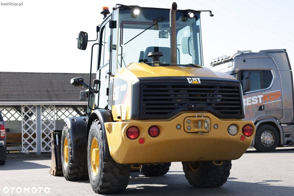 Caterpillar CAT 906M - 10