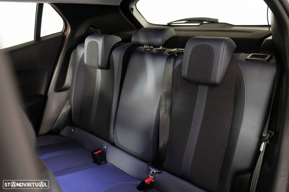 Peugeot 2008 1.2 PureTech Allure EAT8 - 11