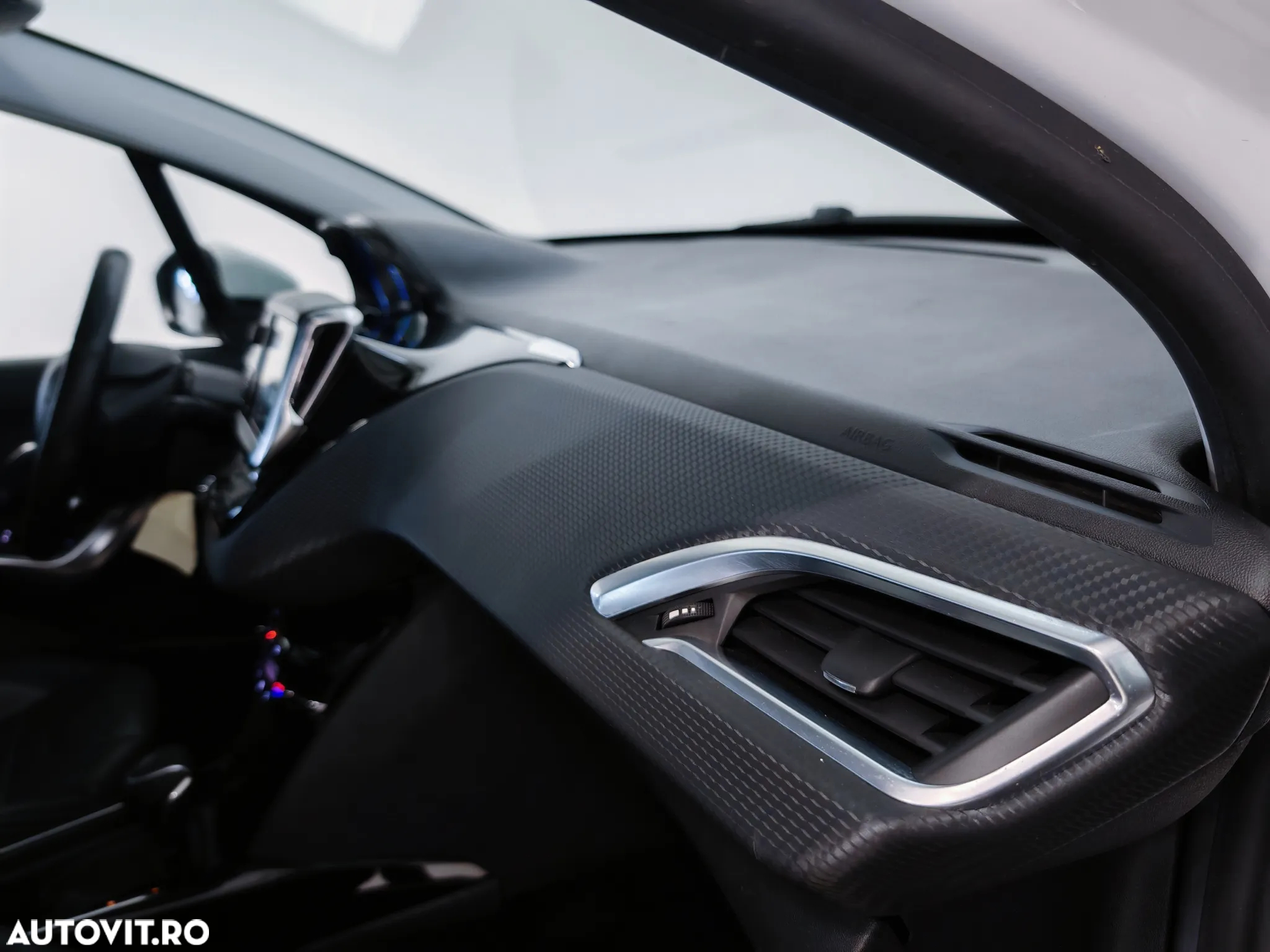 Peugeot 2008 1.2 PureTech Turbo EAT6 S&S Allure - 17