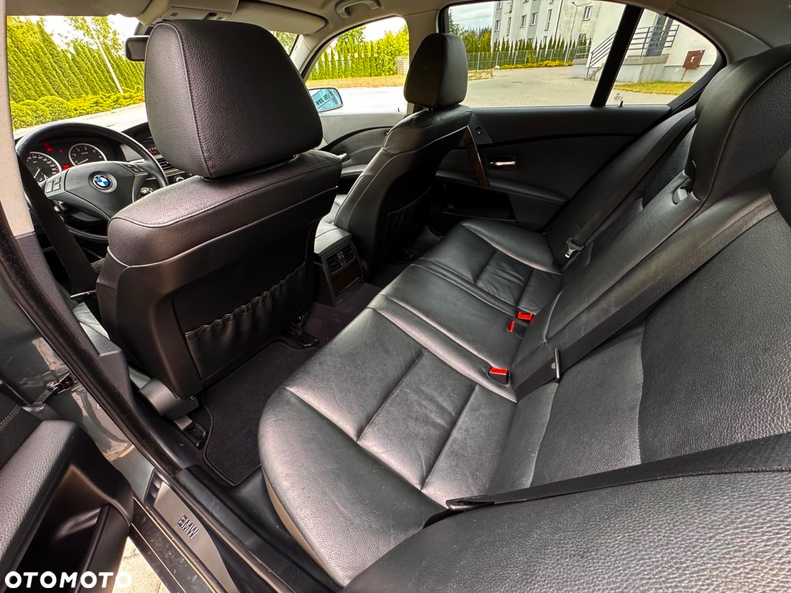 BMW Seria 5 545i - 32
