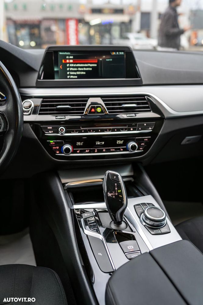 BMW Seria 5 520i Aut. Luxury Line - 23