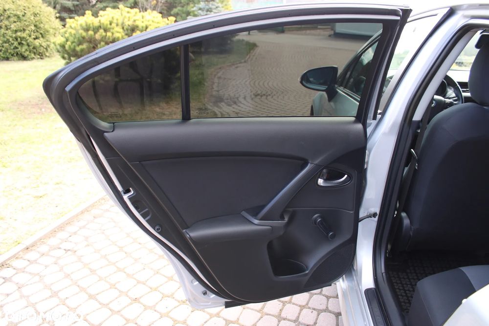 Toyota Avensis 1.6 Active - 17