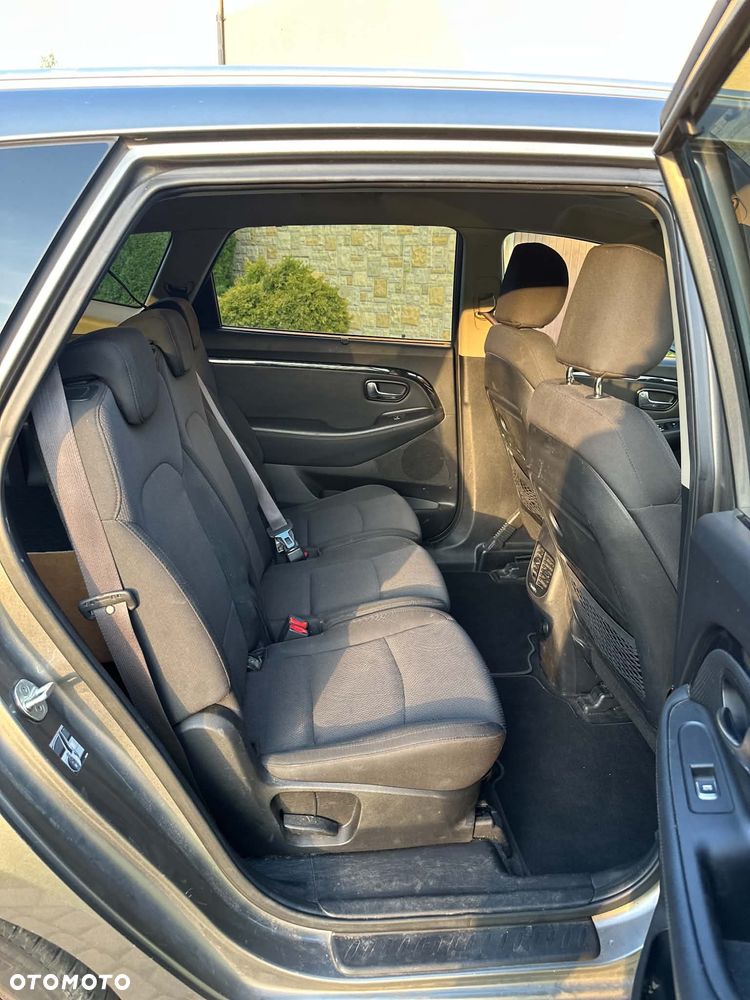 Kia Carens - 8