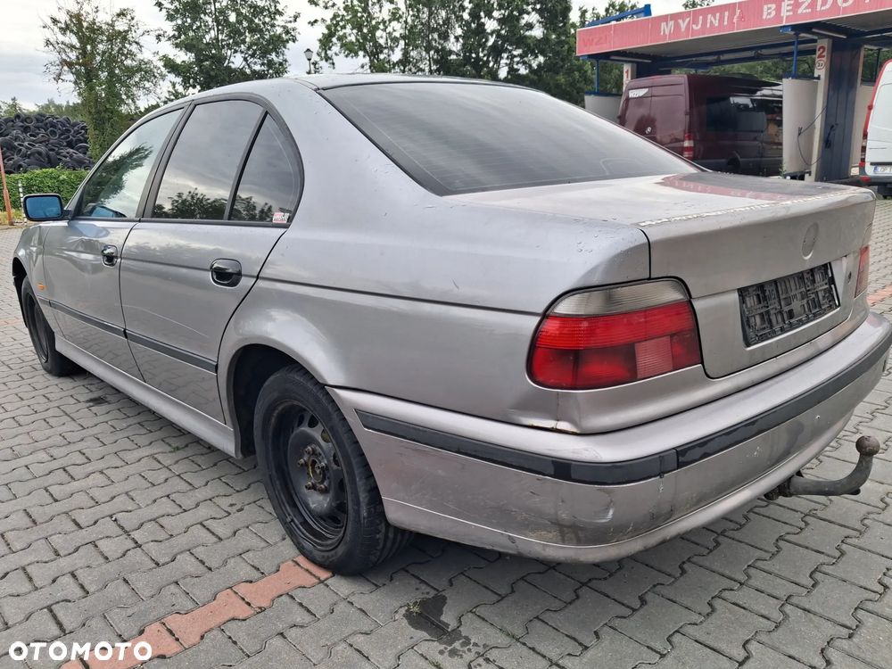 BMW 5 E39 silnik 2.5 TDS M51D25 143 KM skrzynia biegów 23001434452  S5D 2602 dyfer dyferencjał 33101428489  2,64 drzwi klapa maska zderzak błotnik Orientblau Metallic 317 alternator wtrysk przepustnica przepływomierz turbina alternator maglownica pompa wspomagania sprężarka klimatyzacji wentylator sterownik stacyjka moduł silniczek panel przewód wiązka radio konsola wyświetlacz tunel fotel fotele tapicerka skórzana skóra boczek podłokietnik szyba zwrotnica EGR chłodnica pas wzmocnienie lusterko lampa reflektor tłumik wydech halogen hak holowniczy klamka belka sanki mcperson amortyzator sprężyna felga zwrotnica blenda mikrostyk kierownica mechanizm zamek zacisk hamulcowy jarzmo klamka włącznik schowek lewarek wybierak osłona łapa poduszka zbiorniczek rura manetki kolektor pompa ABS NA CZĘŚCI wszystkie części - 4