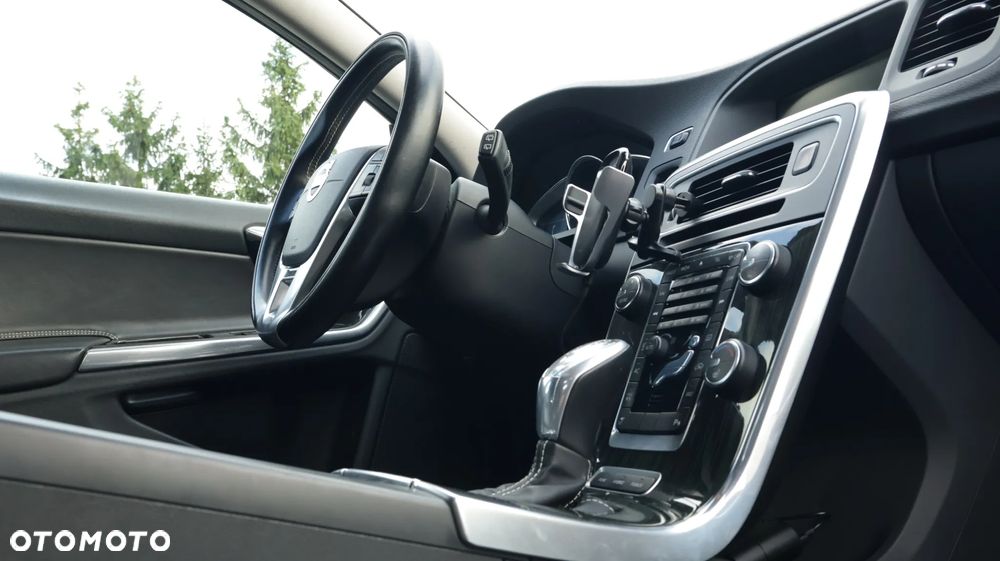 Volvo V60 D6 AWD Plug-in Hybrid R-Design Summum - 24