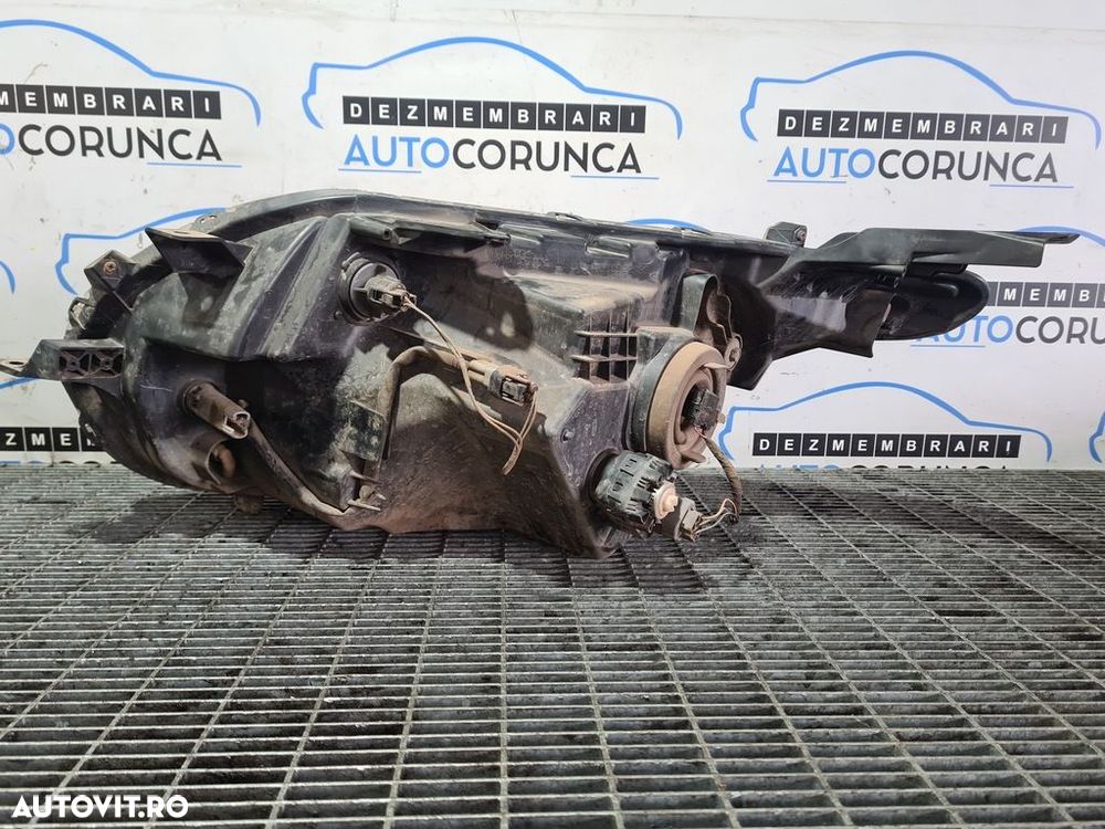 Far Dreapta Mitsubishi L200 V 2015 - 2018 SUV 4 Usi (958) Fara xenon - 2