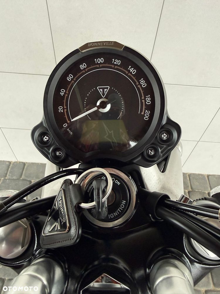 Triumph Street Twin - 38