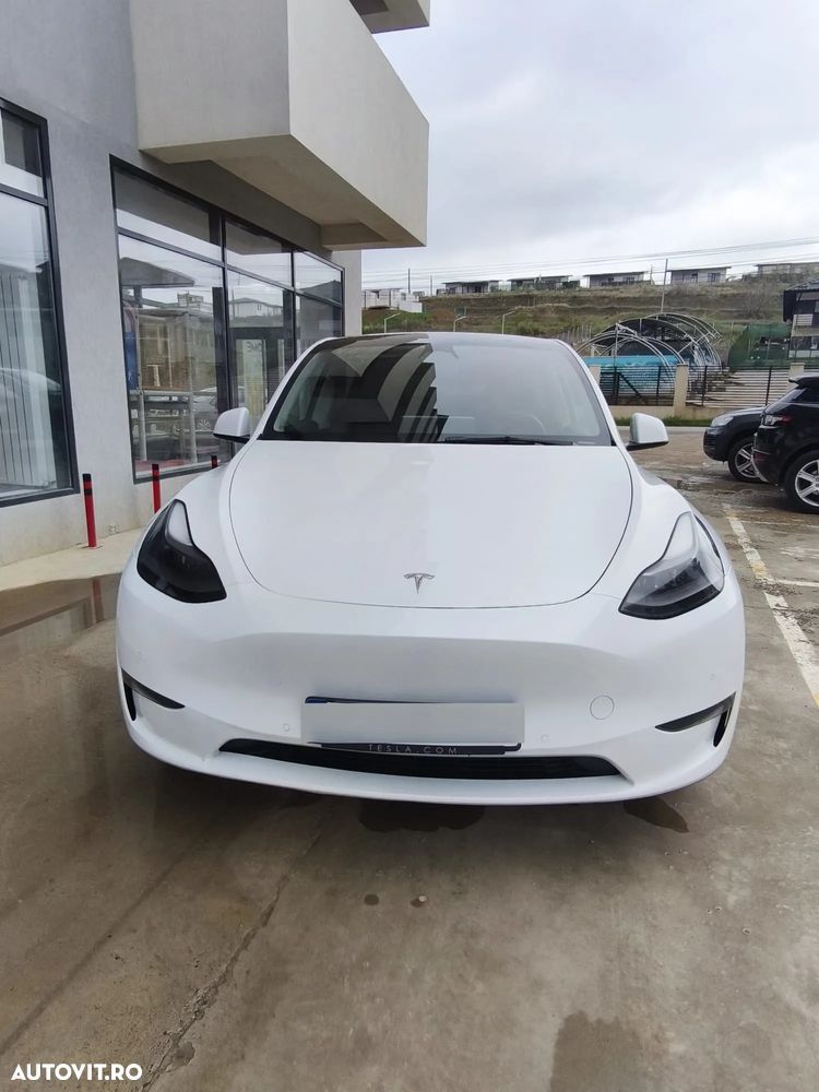 Tesla Model Y - 8