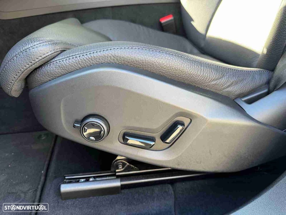 Volvo XC 60 2.0 T6 PHEV Plus Dark AWD - 9