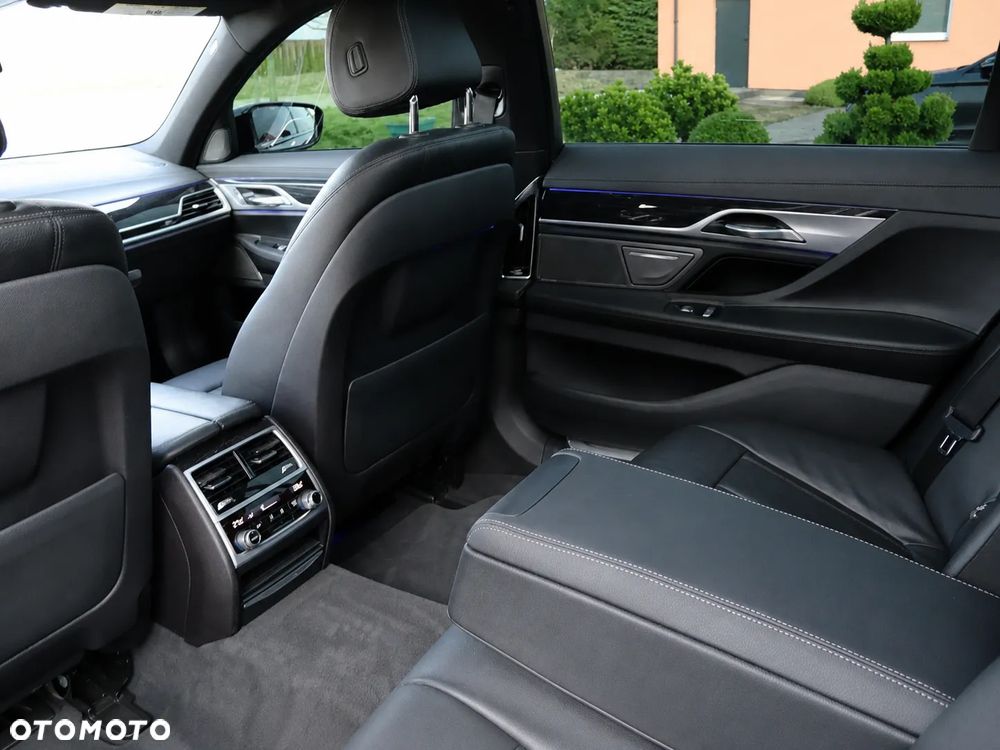 BMW Seria 7 740Li - 32