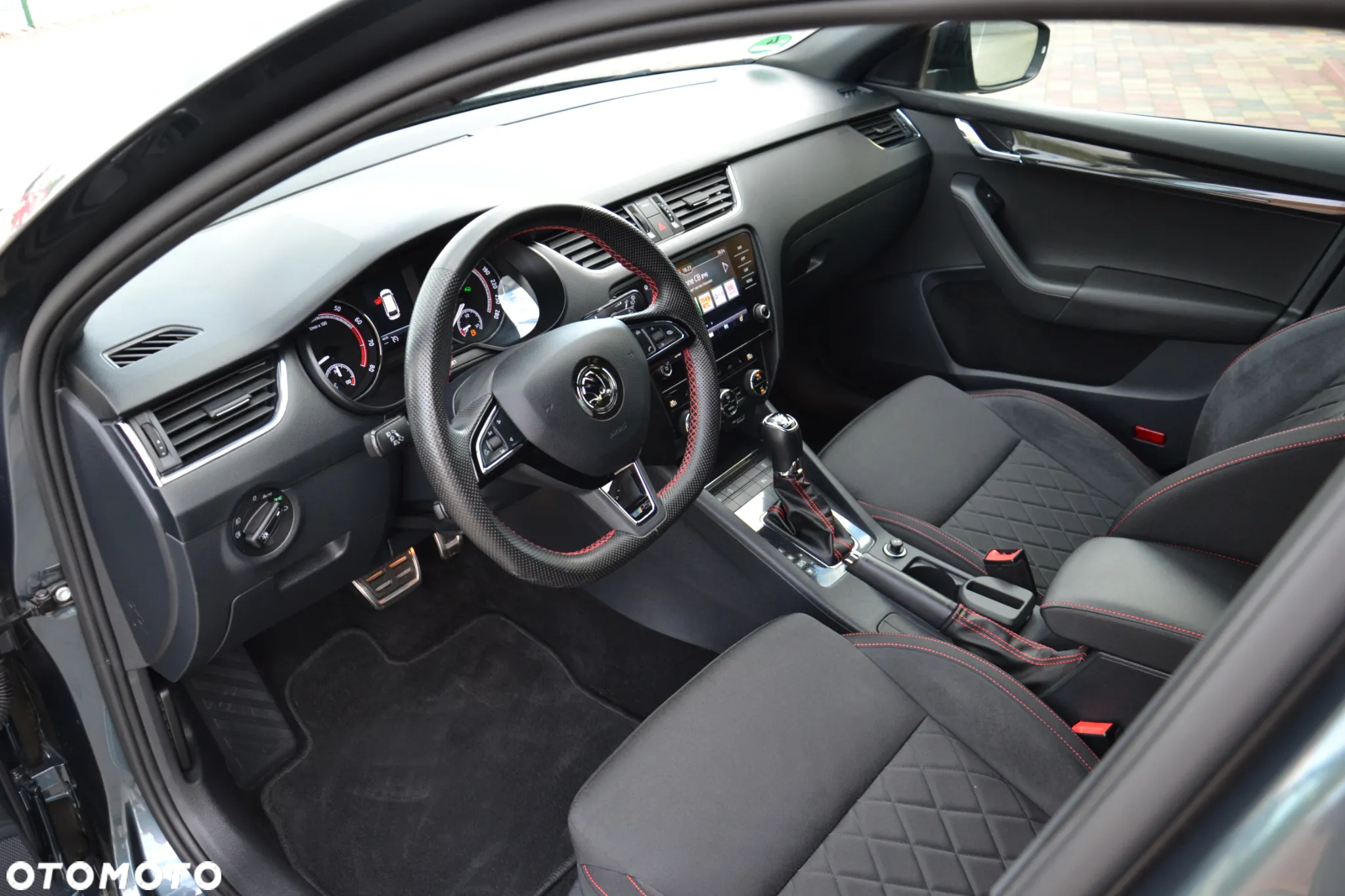 Skoda Octavia Combi 2.0 TSI DSG RS - 17