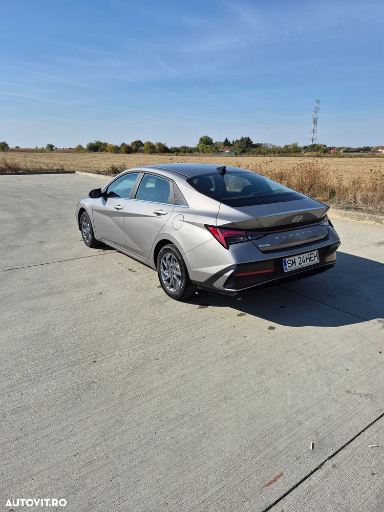 Hyundai Elantra - 4