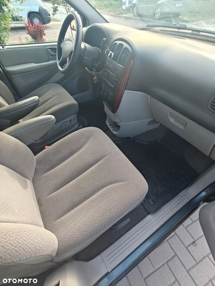 Chrysler Town & Country - 6