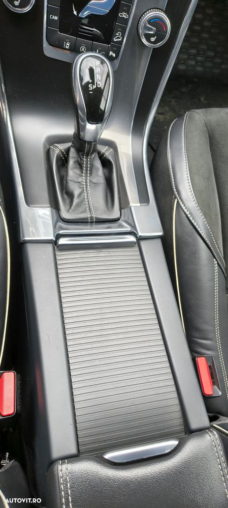 Volvo XC 60 D5 AWD Aut. RDesign - 28