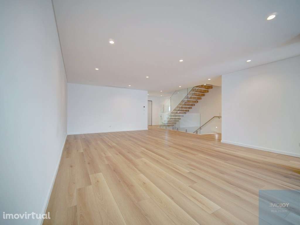 Moradia T4 + 1 com Jardim e Piscina em São Pedro do Estoril - Grande imagem: 3/38