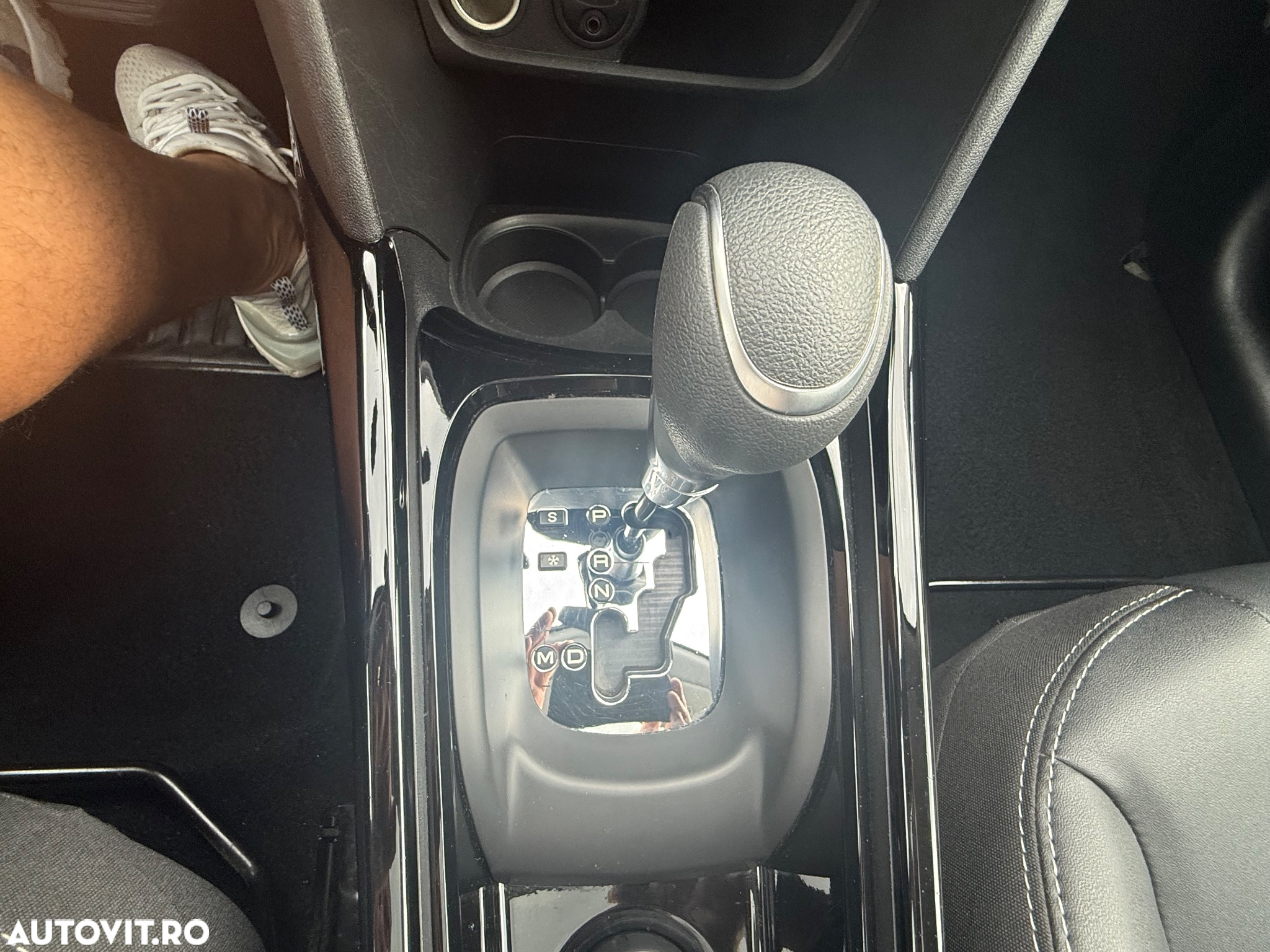Peugeot 2008 1.2 PureTech Turbo EAT6 S&S Allure - 33