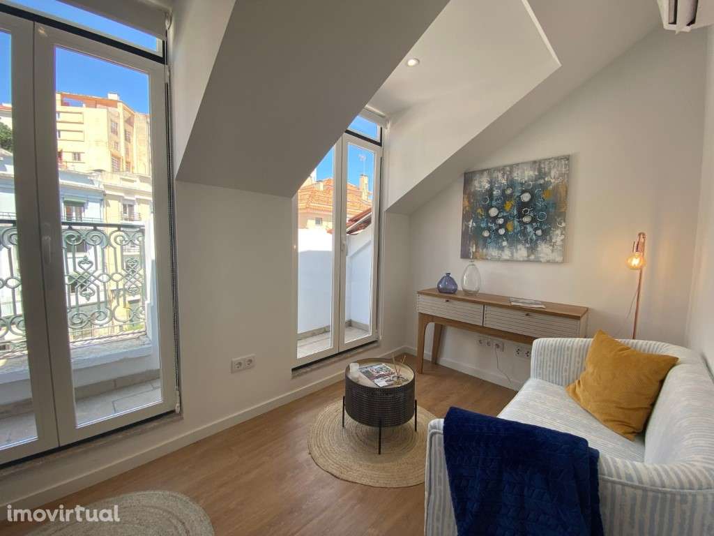 T2, recuperado e mobilado, pequena varanda e vista lateral com o ri... - Grande imagem: 3/20