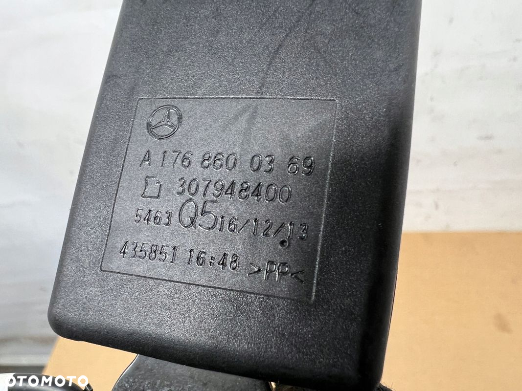 Mercedes-Benz CLA 180D X117 zapinka pasa pasów tył tylna A1768600369 - 2