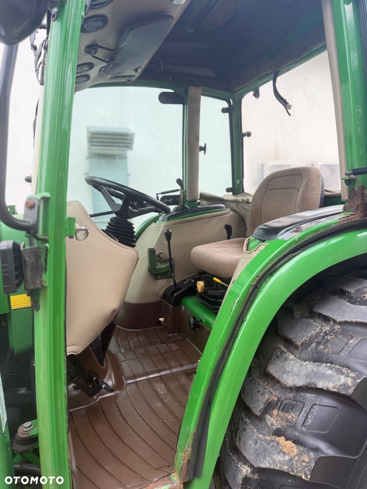 John Deere 4700 - 8