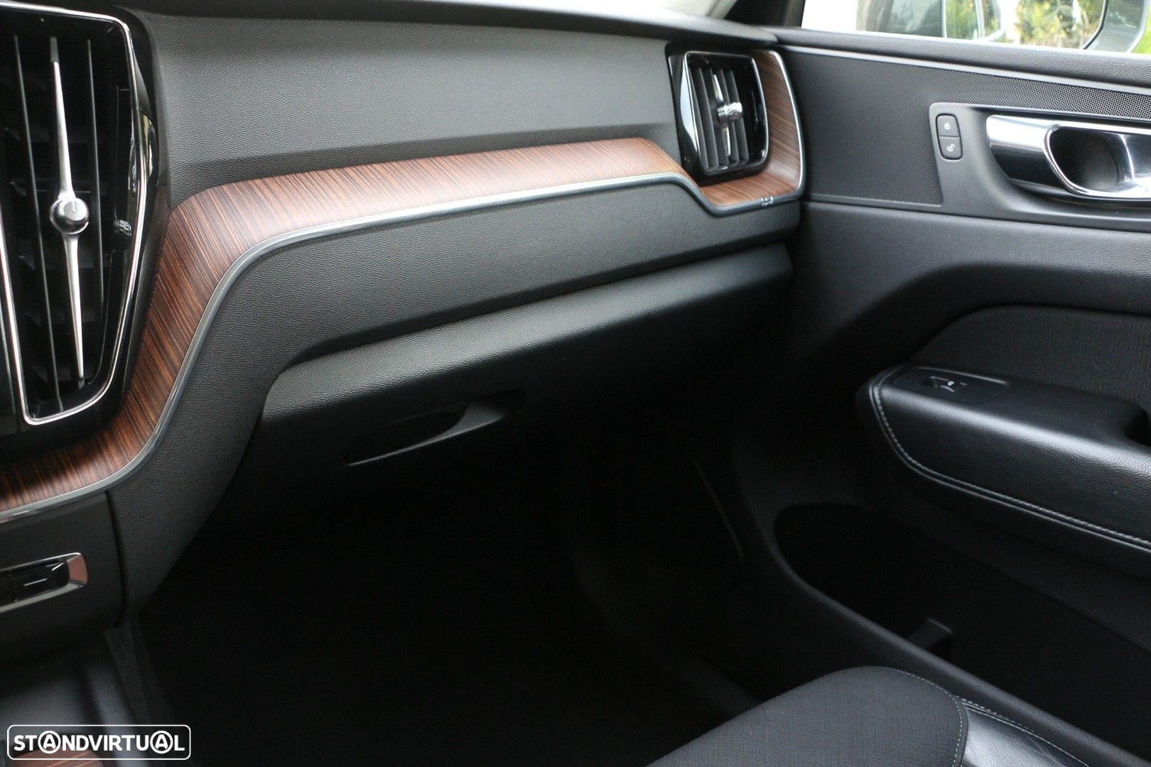 Volvo XC 60 2.0 T8 PHEV Momentum AWD - 26
