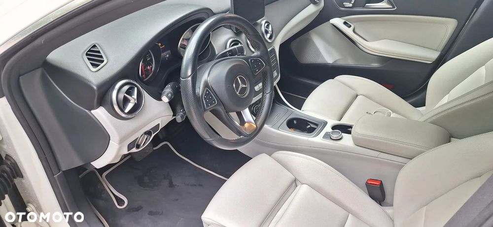 Mercedes-Benz CLA 250 7G-DCT Peak Edition - 12