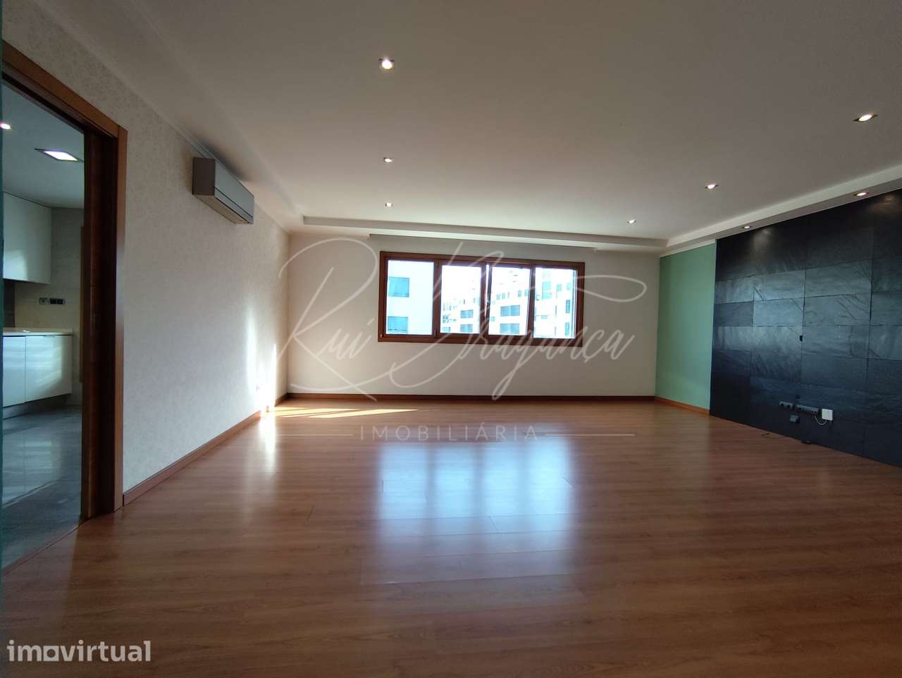 Arrendamento de apartamento T2 na Rua Rogério da Gama Gil, 3 - Grande imagem: 2/21